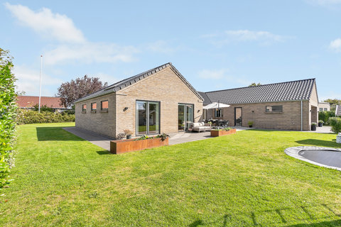 Fantastisk 1-plans villa fra 2019 – kvalitet, komfort og en attraktiv beliggenhed